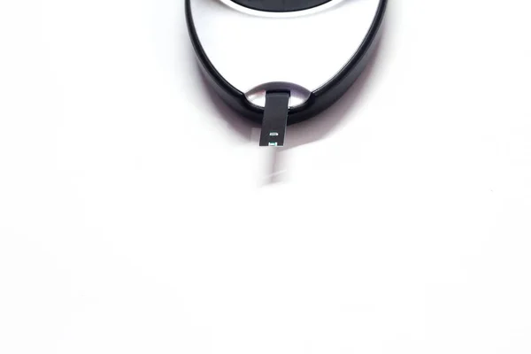 Máquina de verificação de diabetes com tela digital, dispositivo para medir o açúcar no sangue, dispositivo médico para teste de glicose no sangue. isolado em fundo branco com espaço para texto — Fotografia de Stock