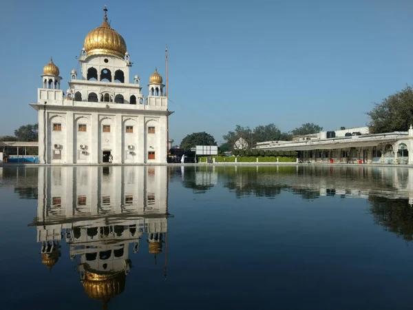 Yeni Delhi, Hindistan - 18 Nisan 2019, Nanak Piao Sahib, Gurdwara, sarovar, su havuzu
