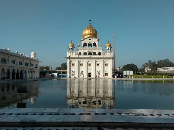 Yeni Delhi, Hindistan - 18 Nisan 2019, Nanak Piao Sahib, Gurdwara, sarovar, su havuzu — Stok fotoğraf