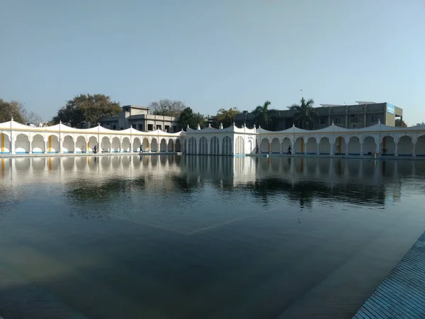 NOVO DELHI, ÍNDIA - 18 de abril de 2019, Nanak Piao Sahib, Gurdwara, sarovar, lagoa de água — Fotografia de Stock