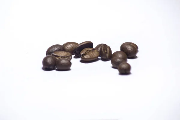 Kávová zrna Izolované na bílém pozadí, — Stock fotografie