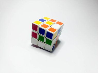 beyaz arka plan üzerinde izole rubik küpü yakın