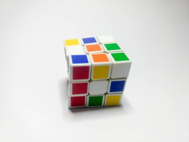 beyaz arka plan üzerinde izole rubik küpü yakın