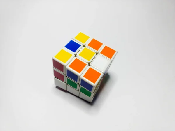 Primer plano del cubo de Rubik aislado sobre fondo blanco — Foto de Stock