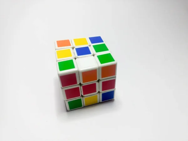 Primer plano del cubo de Rubik aislado sobre fondo blanco — Foto de Stock