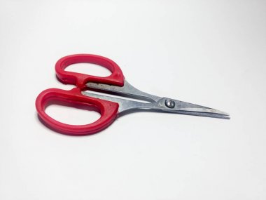 Beyaz arka plan üzerinde izole edilmiş makasların yakın çekim