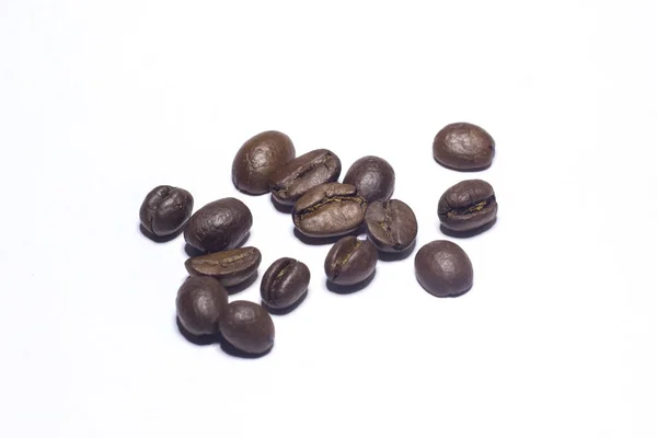 Kávová zrna Izolované na bílém pozadí, — Stock fotografie