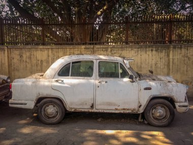 Yeni Delhi, Hindistan - 25 Nisan 2019. Eski Beyaz Büyükelçi'nin arabası bir sokağa park edilmiş.