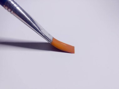 Beyaz arka planlarda boya fırçasını kapatma