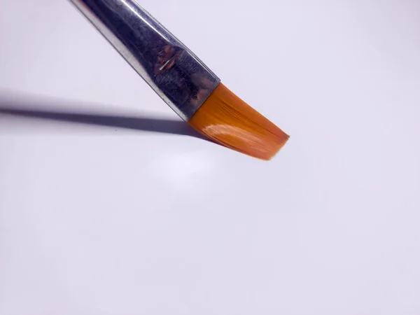 Close up pincel de pintura em fundos brancos isolados — Fotografia de Stock