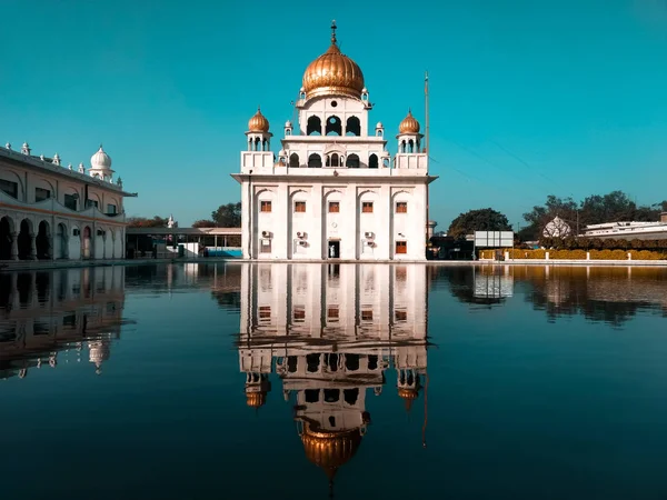 Yeni Delhi, Hindistan - 25 Nisan 2019, Nanak Piao Sahib, Gurdwara, sarovar, su havuzu