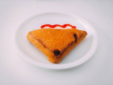 Domates soslu ekmek Pakoda. Hint çay saati aperatifleri patates ve biberden hazırlandı. Sıradan bir sokak yemeği ya da fast food. Bitkisel yağda kızartılmış.