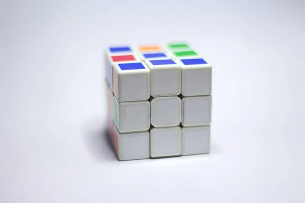 Nueva Delhi, India - 10 de mayo de 2019. Cubo de Rubik color azul, blanco, naranja, verde, amarillo sobre fondo blanco con espacio para el texto — Foto de Stock