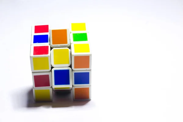 Nueva Delhi, India - 10 de mayo de 2019. Cubo de Rubik color azul, blanco, naranja, verde, amarillo sobre fondo blanco con espacio para el texto — Foto de Stock