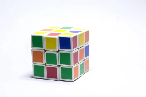 Nueva Delhi, India - 10 de mayo de 2019. Cubo de Rubik color azul, blanco, naranja, verde, amarillo sobre fondo blanco con espacio para el texto — Foto de Stock