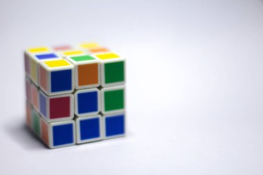 Yeni Delhi, Hindistan - 10 Mayıs 2019. Rubik küpü mavi, beyaz, turuncu, yeşil, sarı beyaz arka plan üzerinde metin için boşluk