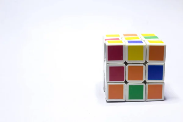 Nueva Delhi, India - 10 de mayo de 2019. Cubo de Rubik color azul, blanco, naranja, verde, amarillo sobre fondo blanco con espacio para el texto — Foto de Stock