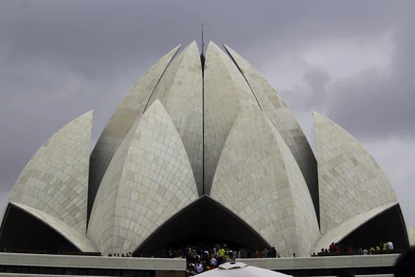 Der lotustempel in new delhi, indien, ist ein bahai-haus der anbetung — Stockfoto