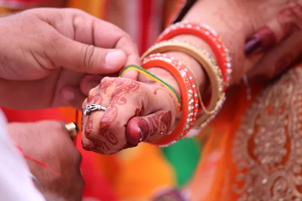 Primer plano de hermosas manos de novia — Foto de Stock