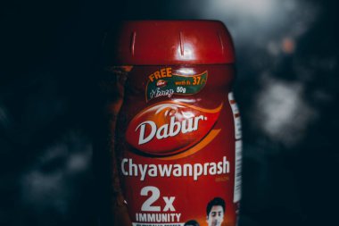 Delhi, Hindistan - 30 Mayıs 2020: Dabur ürünü Chyawanprash India sağlıklı gıda, Ayurvedic sağlık desteği