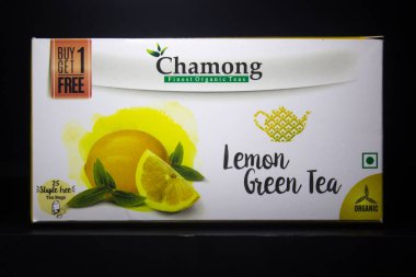 13 Haziran 2020 - Delhi, Hindistan, Chamong Limonlu Yeşil Çay, 25 Çay Torbası Chamong siyah arka planından Organik Darjeeling Çayı