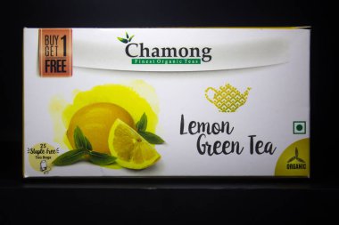 13 Haziran 2020 - Delhi, Hindistan, Chamong Limonlu Yeşil Çay, 25 Çay Torbası Chamong siyah arka planından Organik Darjeeling Çayı