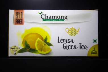 13 Haziran 2020 - Delhi, Hindistan, Chamong Limonlu Yeşil Çay, 25 Çay Torbası Chamong siyah arka planından Organik Darjeeling Çayı