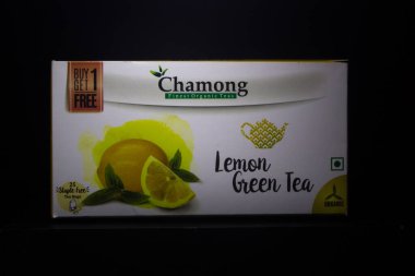 13 Haziran 2020 - Delhi, Hindistan, Chamong Limonlu Yeşil Çay, 25 Çay Torbası Chamong siyah arka planından Organik Darjeeling Çayı