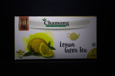 13 Haziran 2020 - Delhi, Hindistan, Chamong Limonlu Yeşil Çay, 25 Çay Torbası Chamong siyah arka planından Organik Darjeeling Çayı