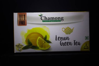 13 Haziran 2020 - Delhi, Hindistan, Chamong Limonlu Yeşil Çay, 25 Çay Torbası Chamong siyah arka planından Organik Darjeeling Çayı