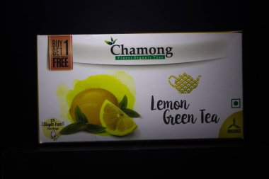 13 Haziran 2020 - Delhi, Hindistan, Chamong Limonlu Yeşil Çay, 25 Çay Torbası Chamong siyah arka planından Organik Darjeeling Çayı