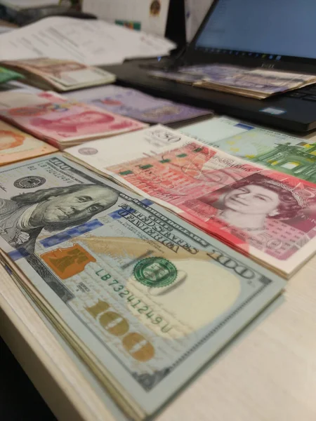 13 Haziran 2020 - Delhi, Hindistan, dünyanın farklı banknotları. Finansal konsept. Çok para.