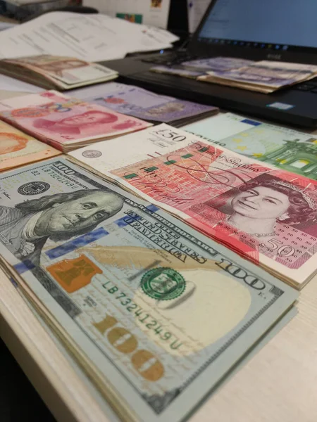 2020年6月13日 印度德里 世界上不同的钞票 财务概念 很多钱 — 图库照片