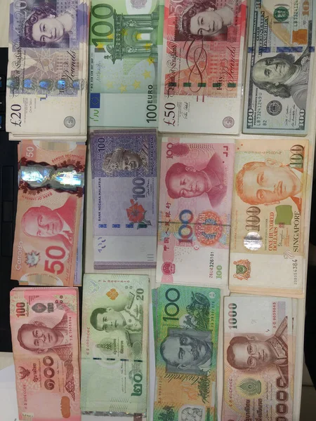 2020年6月13日 印度德里 世界上不同的钞票 财务概念 很多钱 — 图库照片