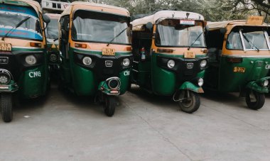 Delhi, Hindistan, 15 Haziran 2020 - Sokaktaki Hint Otomobil Grubu (tuk-tuk) turistler ve yerel taşımacılık araçları tarafından kullanıldı