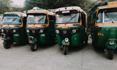 Delhi, Hindistan, 15 Haziran 2020 - Sokaktaki Hint Otomobil Grubu (tuk-tuk) turistler ve yerel taşımacılık araçları tarafından kullanıldı