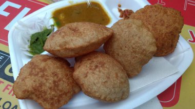 Kuzey Hindistan Bedmi poori, patates bhaji, Mathi (Fenugreek Seed) Yeni Delhi Hint turşusu