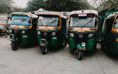 Delhi, Hindistan, 15 Haziran 2020 - Sokaktaki Hint Otomobil Grubu (tuk-tuk) turistler ve yerel taşımacılık araçları tarafından kullanıldı