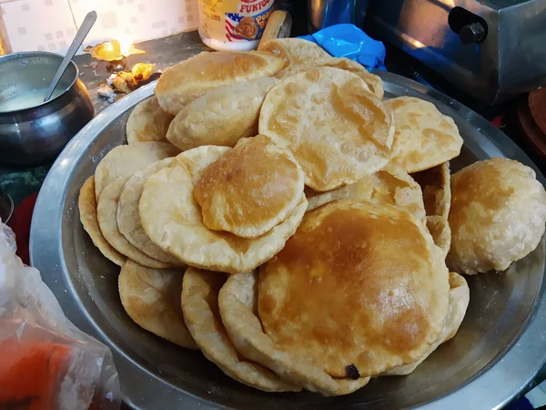 Sült Puri Egy Serpenyőben Nagyon Népszerű Street Food Indiában Híres — Stock Fotó