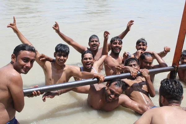 ハリダワール インド 2020年6月22日 巡礼者たちは ヒンズー教の祭りの際に救いを得るために ハリダワールのハーキポーリにある聖なる川のガンガで聖なる風呂に入っています ウッタラーカンド州ハリド戦争のガンジス川 — ストック写真