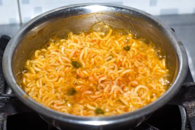 Ünlü aşçı, porselen bir kasede Asya yapımı hazır şehriye yaptı. Kapat.