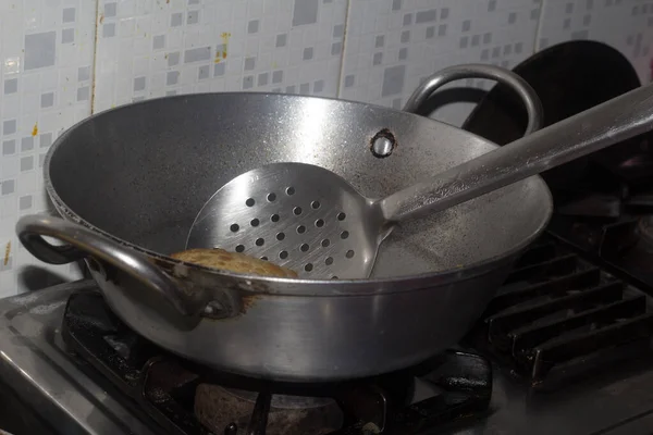 Kızarmış Puri tavada. Hindistan 'da çok popüler sokak yemekleri. Ünlü Hint yemekleri. Konuya özen gösteriyorlar.