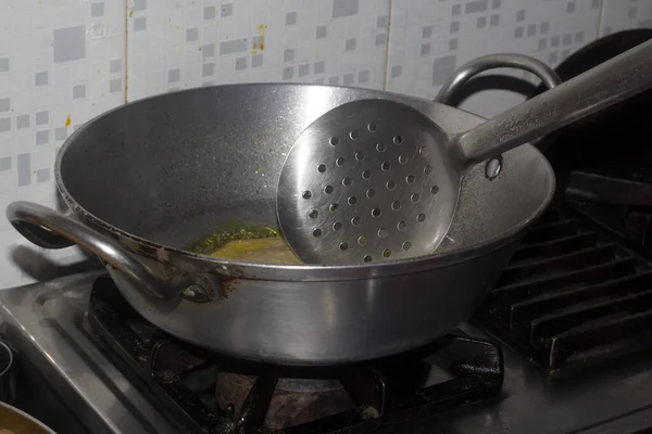 Kızarmış Puri tavada. Hindistan 'da çok popüler sokak yemekleri. Ünlü Hint yemekleri. Konuya özen gösteriyorlar.