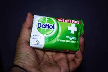 Delhi, Hindistan - 19 Nisan 2020: Dettol Anti-Bakteriyel Barda Erkek eli