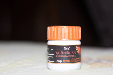 Delhi, Hindistan-Mayıs 01: 2020: Beyaz arka planda Patanjali 'Divya Shilajeet