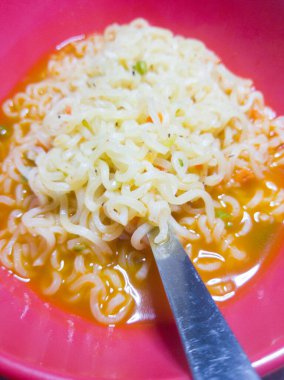 Meşhur ev yapımı Asya yapımı hazır erişte çatal ve kaşıkla porselen bir kasede..