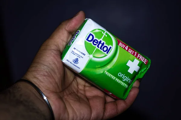 Delhi Hindistan Nisan 2020 Dettol Bakteriyel Barda Erkek Eli — Stok fotoğraf