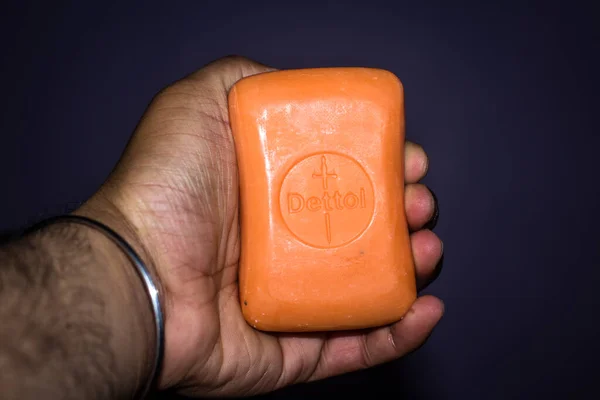 Delhi, Hindistan - 19 Nisan 2020: Dettol Anti-Bakteriyel Barda Erkek eli