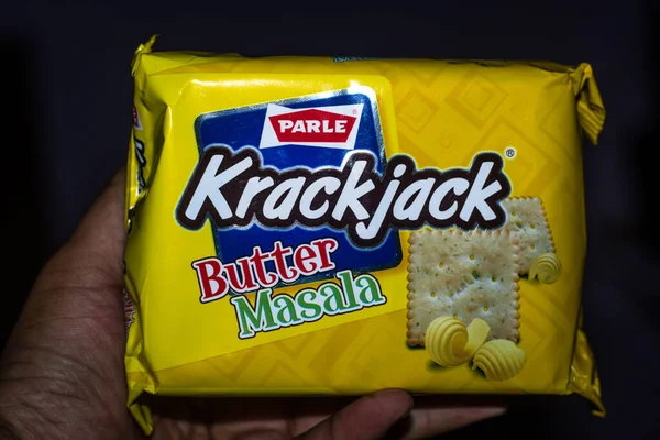 Delhi, Hindistan-Mayıs 01-2020: Parle Krackjack Bisküvileri, tatlı ve tuzlu bisküviler