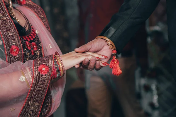 Düğünde Hintli Çiftlerin Ellerini Kapat — Stok fotoğraf